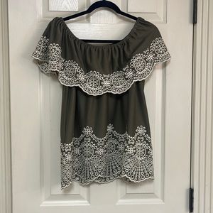 Fever size small top. Great condition! Can be worn on or off shoulders.